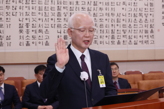 정형식 헌법재판관 후보자가 12일 국회에서 열린 인사청문회에서 선서하고 있다.연합뉴스